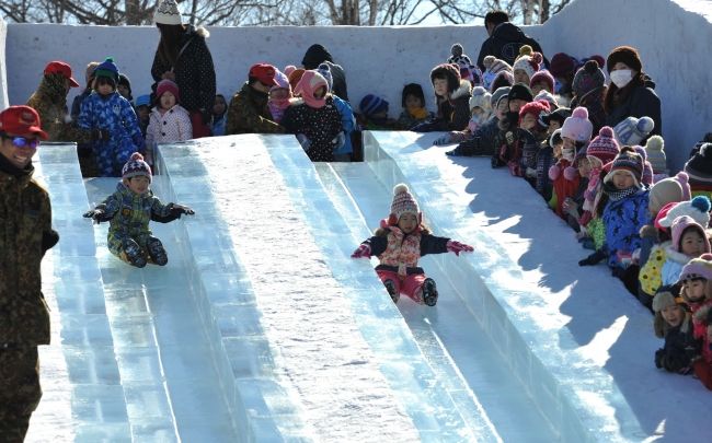 巨大滑り台に行列　４会場で開幕　おびひろ氷まつり