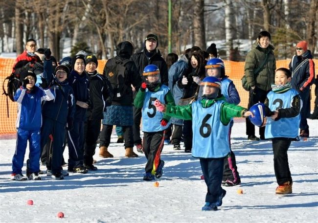 【写真】寒中の雪合戦に歓声 氷まつり最終日もにぎわう