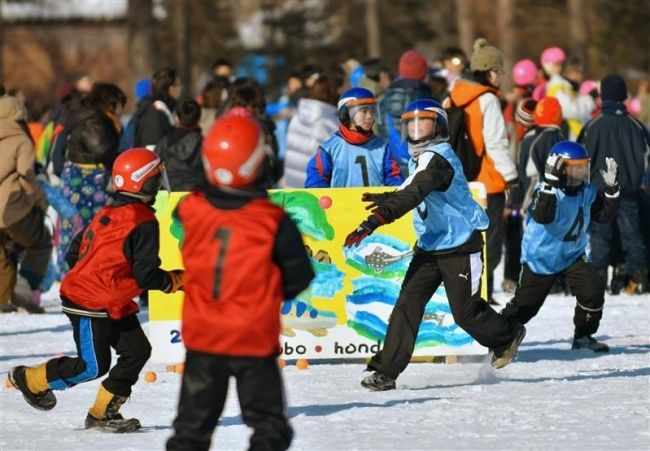 寒中の雪合戦に歓声　氷まつり最終日もにぎわう