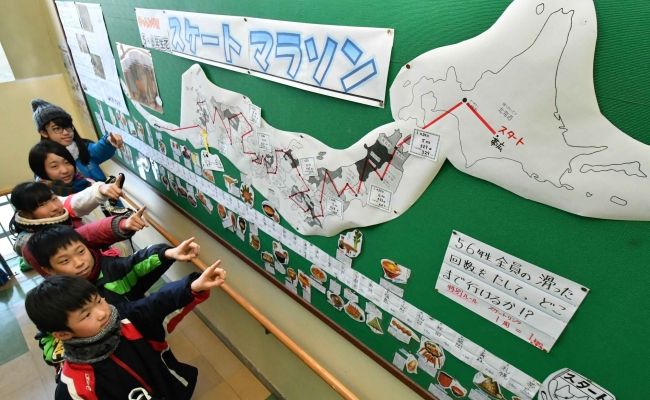 【写真】スケートで日本縦断 5、6年生が地図マラソン 帯若葉小