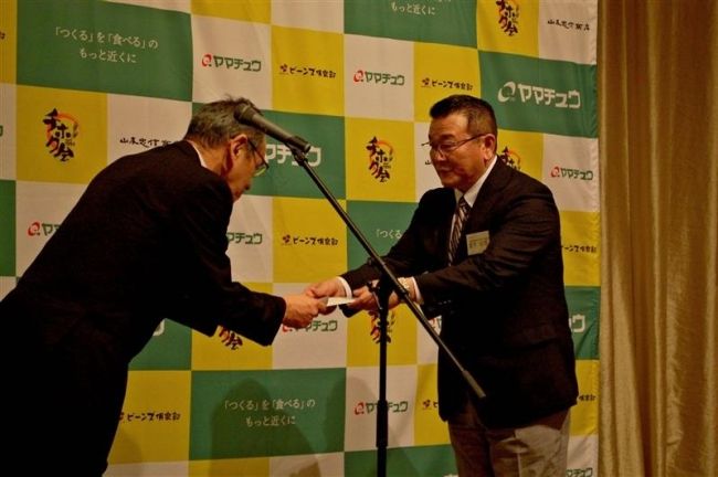 【写真】山本忠信商店とチホク会に認定書　農商工連携で道経産局