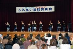 ダンス「歩いて帰ろう」を披露したことぶき保育所の園児たち