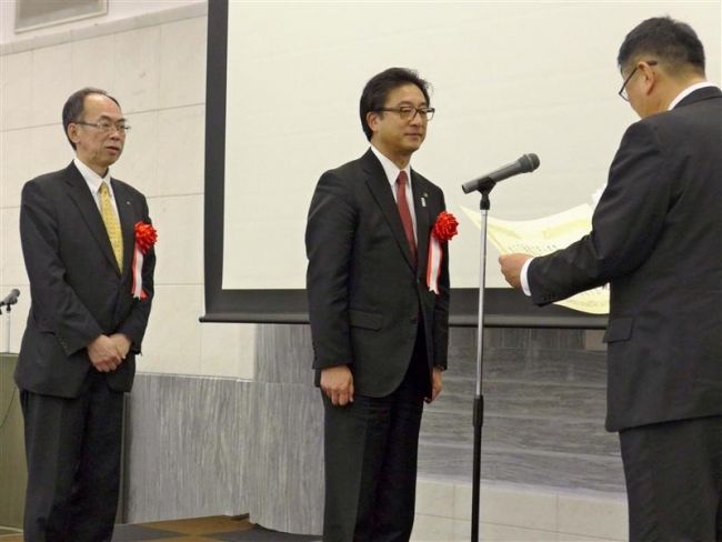 【写真】「産学官金一体は模範」　フードバレー推進協に農水大臣賞を授与