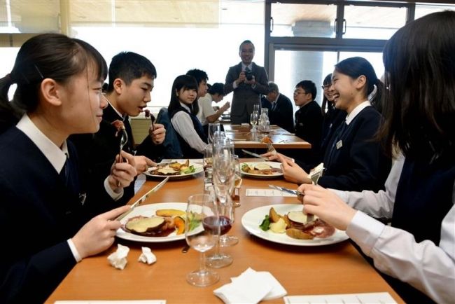 【写真】フルコースで卒業祝う 池田中・励ます会