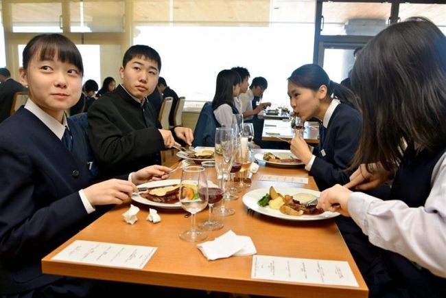【写真】フルコースで卒業祝う 池田中・励ます会