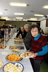 好みの料理を取る参加者