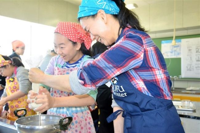 【写真】種から育てた大豆で豆腐　若葉小４年生
