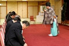 神事「四條公祭」を行い、会員達は業界の発展を祈っ