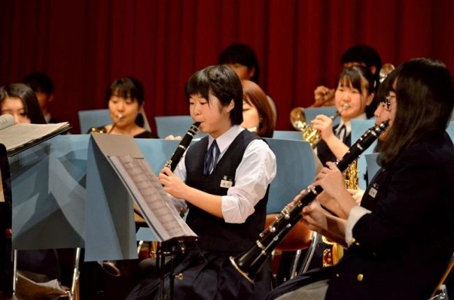 【写真】プロ奏者とジョイントコンサート 上士幌中・上士幌高吹奏楽部