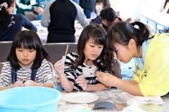 まが玉作りに挑戦した参加者