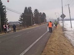 道路清掃する社員