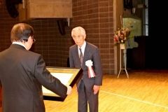 吉田町長から町民栄誉賞が授与される小竹さん（左から）