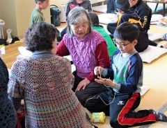 編み物に挑戦する小学生