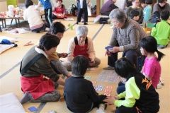 カードゲームを楽しむ小学生と高齢者