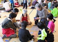 カードゲームを楽しむ小学生と高齢者