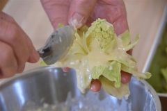 衣はスプーンを使って塗るように付ける。中の花には付けない
