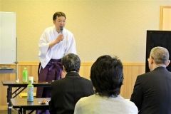 神社の歴史や作法、他の宗教との違いなどを丁寧に説明する大野宮司