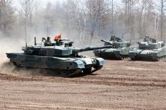 来賓らが見守る中、観閲行進で走行する９０式戦車