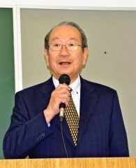 あいさつする山根会長