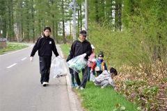 道路沿いのごみを拾う参加者