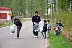 道路沿いのごみを拾う参加者