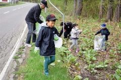 道路沿いのごみを拾う参加者