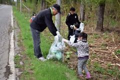 道路沿いのごみを拾う参加者