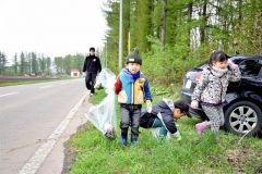 道路沿いのごみを拾う参加者