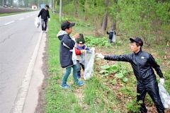 道路沿いのごみを拾う参加者