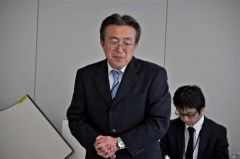 あいさつする谷脇会長