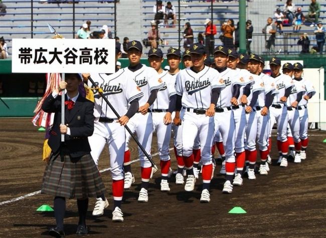 初出場の帯大谷堂々行進　春季高校野球道大会開幕