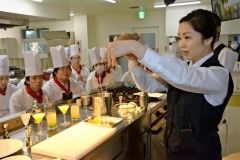 カクテル講習に興味津々　帯広調理師専門学校