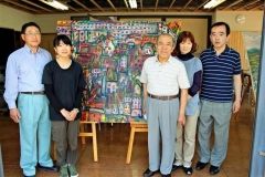 ほほえみギャラリーに展示中の作品と窪田会長、木平さん、ウィンドウギャラリー活用実行委員会の田中稔さん、小林みどりさん、馬場貴明さん（左から）