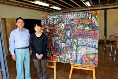 ほほえみギャラリーに展示中の作品と木平さん、窪田会長（右から）