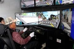 高齢者がシミュレーター使い安全運転確認 大樹 3