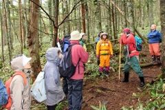 然別湖周辺の風穴を観察する参加者