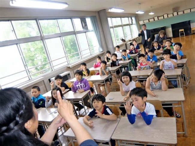 【写真】手話　全児童が通年学習　会話習得目指す　新得３小学校