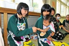中学生が赤ちゃん触れ合い体験　芽室