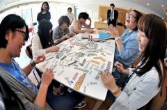 帯畜大の学生がコラージュ川柳づくり体験