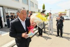 「良い村づくりを」　中札内・田村村長が退任