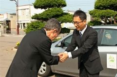 初登庁で火山副村長（左）と握手する森田村長