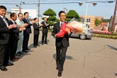 花束を受け取り初登庁した森田村長（３０日午前８時１５分ごろ）