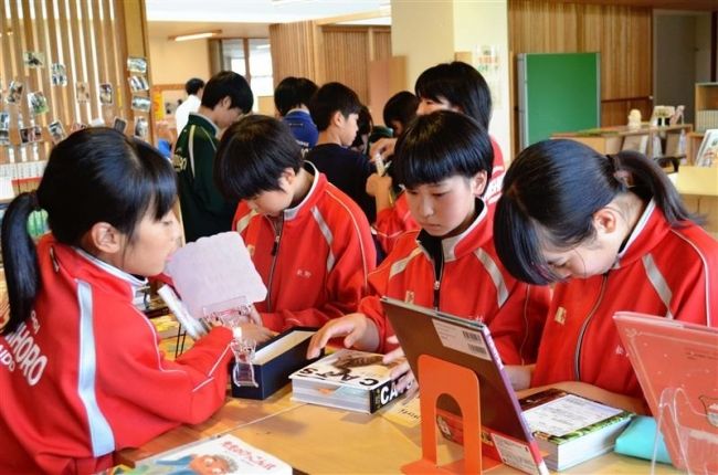 【写真】上士幌中学校で図書の選定作業