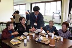 食事を囲んで歓談　大樹・ひとり暮らし高齢者交流会 3