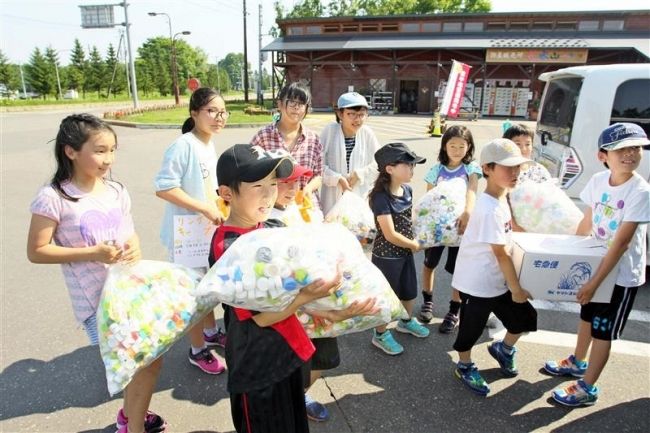 【写真】児童がリングプル回収　道の駅なかさつない