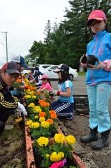 花壇整備に取り組む子どもたち