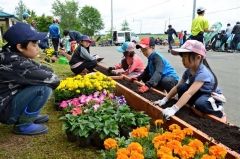 花壇整備に取り組む子どもたち