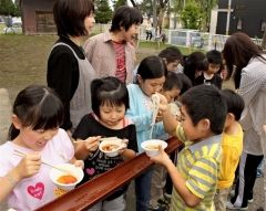 流しそうめん楽しむ　芽室・ひばりワクワク広場 2