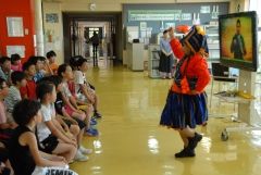 ＪＩＣＡ研修員が花園小児童と交流　母国の文化紹介