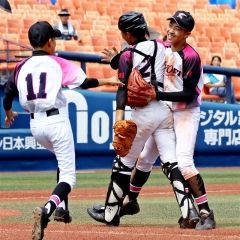 【２回戦・共栄中－別府大明豊中】４強入りを決め抱き合って喜ぶ片山楽生投手（右）ら共栄中の選手たち横浜スタジアム）